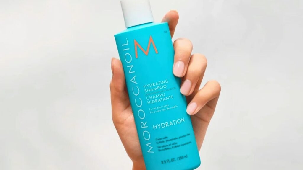 Botella del champú hidratante Moroccanoil con aceite de argán en una mano
