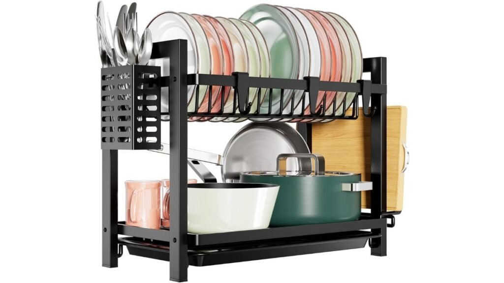 Escurridor de dos niveles en color negro con compartimentos para platos, cubiertos y utensilios de cocina.