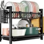 Escurridor de dos niveles en color negro con compartimentos para platos, cubiertos y utensilios de cocina.