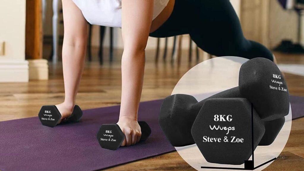 Mancuernas de neopreno de 8 kg en uso durante entrenamiento en casa