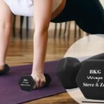 Mancuernas de neopreno de 8 kg en uso durante entrenamiento en casa