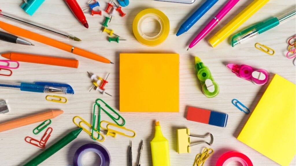 El producto de papelería y oficina que nadie esperaba y que se ha convertido en superventas 1 Material de papelería y oficina con bolígrafos, clips, post-its y artículos de escritorio