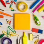 Material de papelería y oficina con bolígrafos, clips, post-its y artículos de escritorio