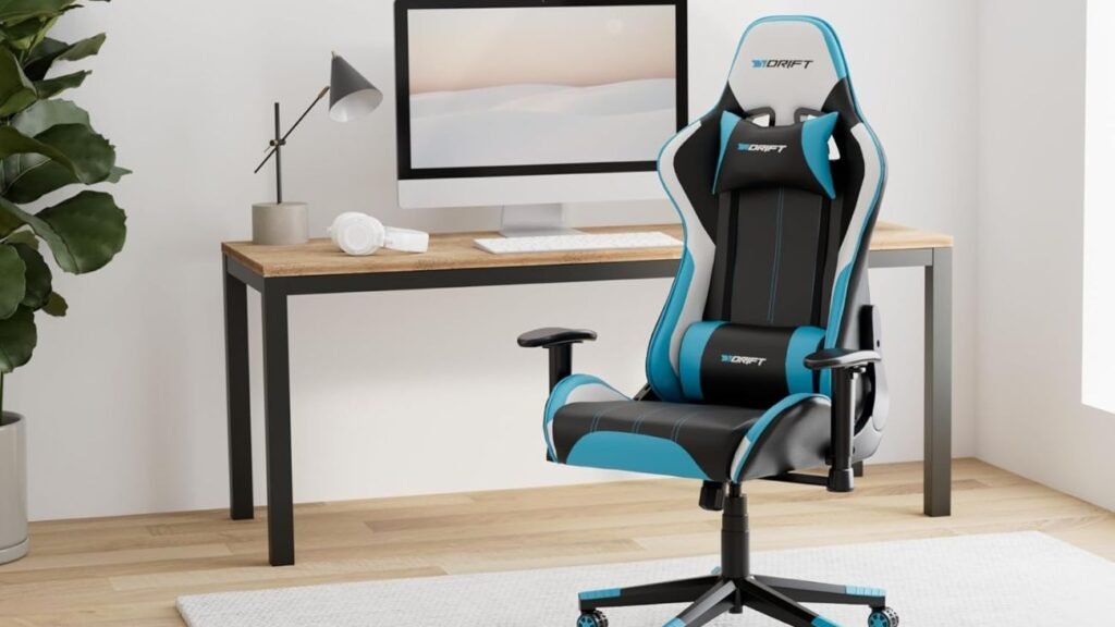 Silla gaming Drift azul y negra en escritorio moderno