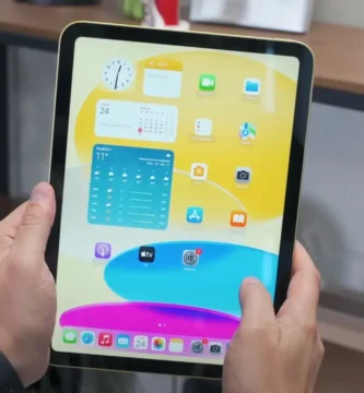 iPad de 11 pulgadas con Apple Pencil editando una imagen sobre teclado Magic Keyboard