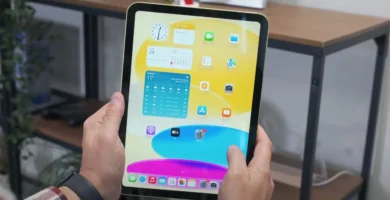 El iPad de 11 pulgadas baja a 359 euros y pone en jaque a las tablets Android esta Navidad, demostrando que no hace falta gastar más para tener más potencia 8 iPad de 11 pulgadas con Apple Pencil editando una imagen sobre teclado Magic Keyboard