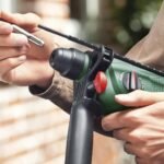 Taladro Bosch UniversalImpact 800 perforando madera, metal y hormigón de forma precisa y cómoda