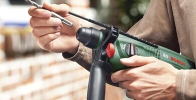 Taladro Bosch UniversalImpact 800 perforando madera, metal y hormigón de forma precisa y cómoda