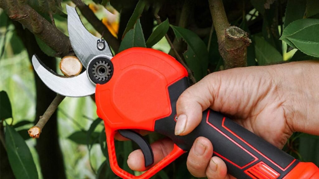 Tijeras de podar eléctricas ergonómicas para jardinería doméstica cortando ramas de hasta 40 mm
