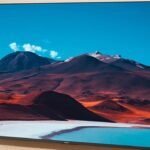 Smart TV Xiaomi QLED de 55 pulgadas colgada en la pared mostrando imagen en alta resolución