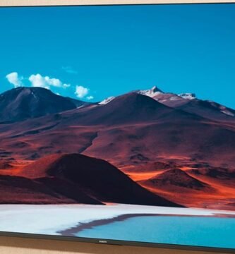 Smart TV Xiaomi QLED de 55 pulgadas colgada en la pared mostrando imagen en alta resolución