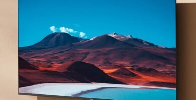 Amazon hunde el precio de esta Smart TV Xiaomi QLED de 55 pulgadas y la deja por menos de 350 euros 7 Smart TV Xiaomi QLED de 55 pulgadas colgada en la pared mostrando imagen en alta resolución
