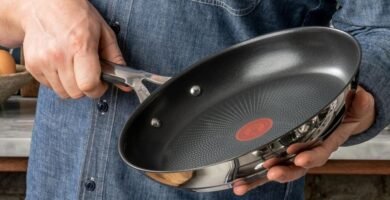 Cocinar sin que nada se pegue es posible gracias a estas sartenes antiadherentes Tefal que arrasan con casi un 40% de descuento 6 Sartén antiadherente Tefal con revestimiento duradero y base difusora de calor