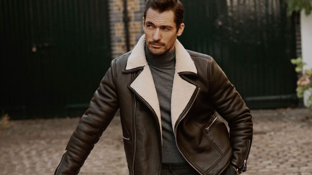 Hombre elegante mayor de 40 usando colonia con aroma a perfume caro por menos de 35 euros