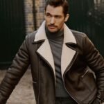 Hombre elegante mayor de 40 usando colonia con aroma a perfume caro por menos de 35 euros