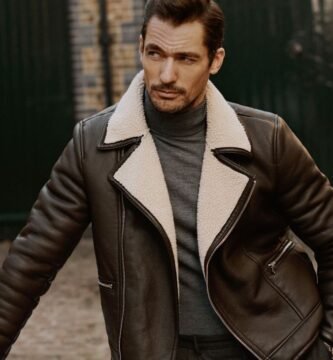 Por fin una colonia pensada para hombres de más de 40 que huele a perfume caro y cuesta menos de 35 euros 2 Hombre elegante mayor de 40 usando colonia con aroma a perfume caro por menos de 35 euros