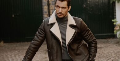 Hombre elegante mayor de 40 usando colonia con aroma a perfume caro por menos de 35 euros