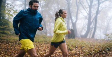 Los 6 mejores cortavientos del mercado para correr sin miedo al frío, al viento ni a la lluvia 11 Dos corredores entrenan en un bosque con cortavientos para protegerse del frío, el viento y la lluvia