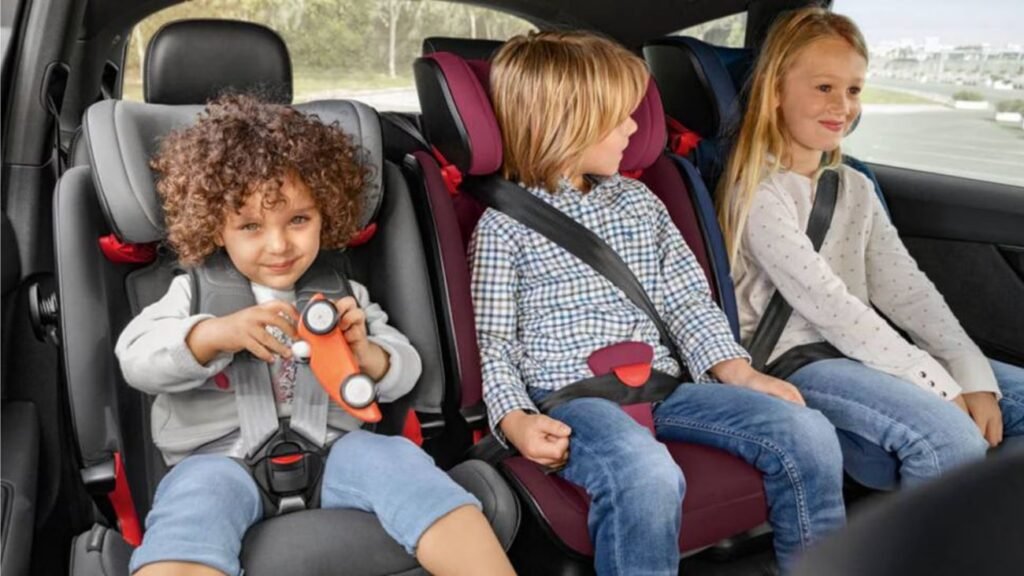 Niños viajando en sillas de coche infantiles seguras homologadas i-Size R129 en el asiento trasero