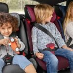 Niños viajando en sillas de coche infantiles seguras homologadas i-Size R129 en el asiento trasero