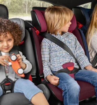 Niños viajando en sillas de coche infantiles seguras homologadas i-Size R129 en el asiento trasero