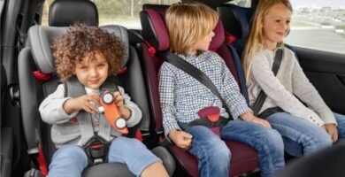Las mejores y más seguras sillas de coche para bebé que recomiendan los expertos según la normativa i-Size (R129) 10 Niños viajando en sillas de coche infantiles seguras homologadas i-Size R129 en el asiento trasero