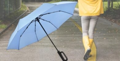 Olvídate de comprar un paraguas nuevo cada borrasca: estos 5 paraguas son tan resistentes que soportan vendavales 12 Paraguas grande antiviento volcado por fuertes ráfagas en una carretera mojada durante una tormenta