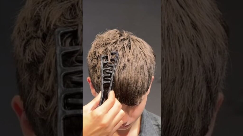 Joven utilizando peine texturizador para dar volumen al peinado masculino en casa