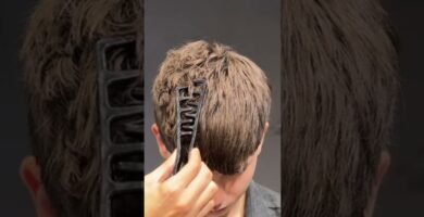 El truco mejor guardado de los influencers: un peine texturizador que revoluciona el peinado masculino y se ha hecho viral por menos de 9 euros 4 Joven utilizando peine texturizador para dar volumen al peinado masculino en casa