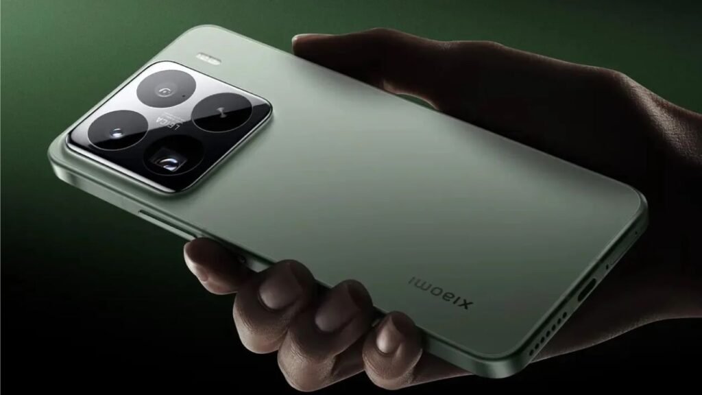 Xiaomi 15 en la mano con trasera verde y módulo de cámaras Leica