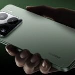 Xiaomi 15 en la mano con trasera verde y módulo de cámaras Leica