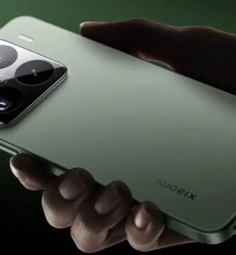 Xiaomi 15 en la mano con trasera verde y módulo de cámaras Leica