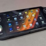 Anbernic RG Vita Pro, consola portatil retro con pantalla encendida y apps de emulación