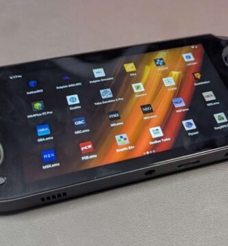 Anbernic RG Vita Pro, consola portatil retro con pantalla encendida y apps de emulación