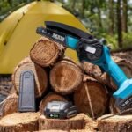 Minimotosierra a batería Seesii sobre troncos cortados para poda y jardín