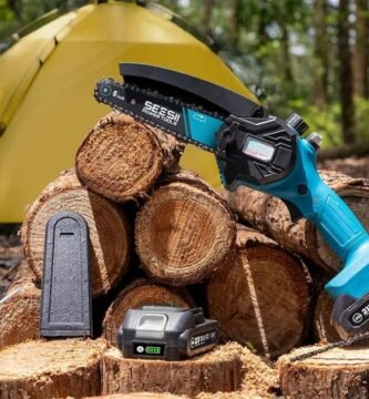 Minimotosierra a batería Seesii sobre troncos cortados para poda y jardín