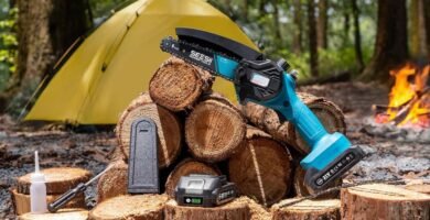 Minimotosierra a batería Seesii sobre troncos cortados para poda y jardín