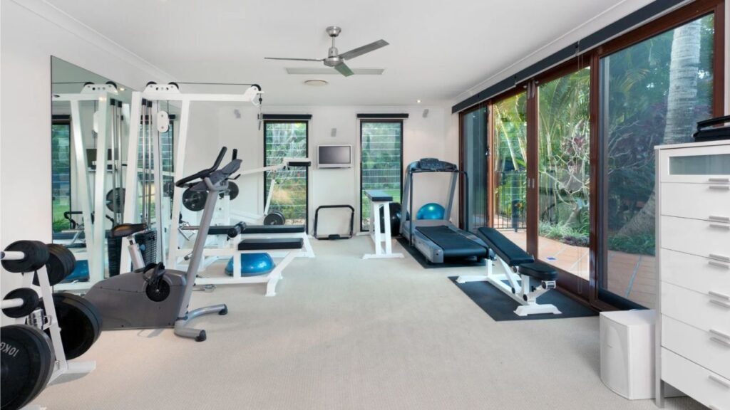 Gimnasio en casa con equipos compactos para entrenar y ahorrar en cuotas mensuales