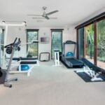 Gimnasio en casa con equipos compactos para entrenar y ahorrar en cuotas mensuales