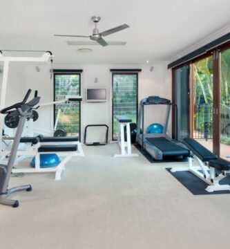 Gimnasio en casa con equipos compactos para entrenar y ahorrar en cuotas mensuales