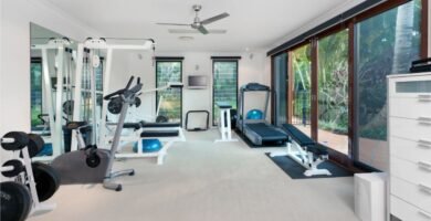Gimnasio en casa con equipos compactos para entrenar y ahorrar en cuotas mensuales