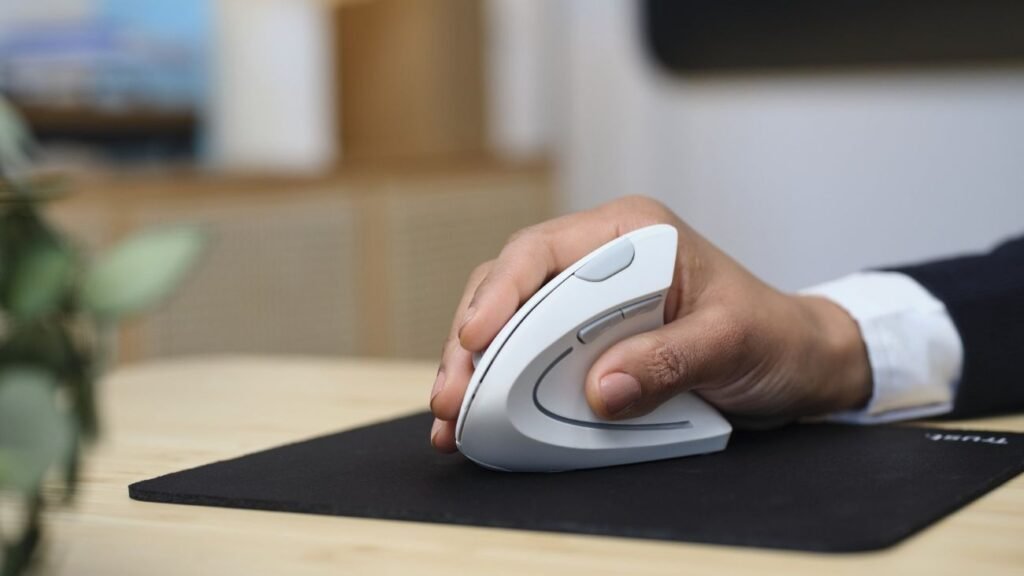 Ratón ergonómico vertical Trust Verto en uso con agarre natural de la mano