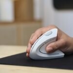Ratón ergonómico vertical Trust Verto en uso con agarre natural de la mano