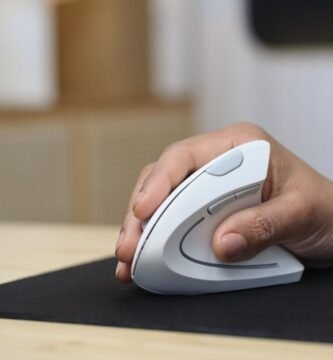 Ratón ergonómico vertical Trust Verto en uso con agarre natural de la mano