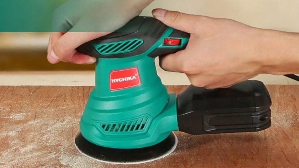 Lijadora orbital Hychika potente y barata lijando madera en proyecto de bricolaje