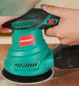 Lijadora orbital Hychika potente y barata lijando madera en proyecto de bricolaje